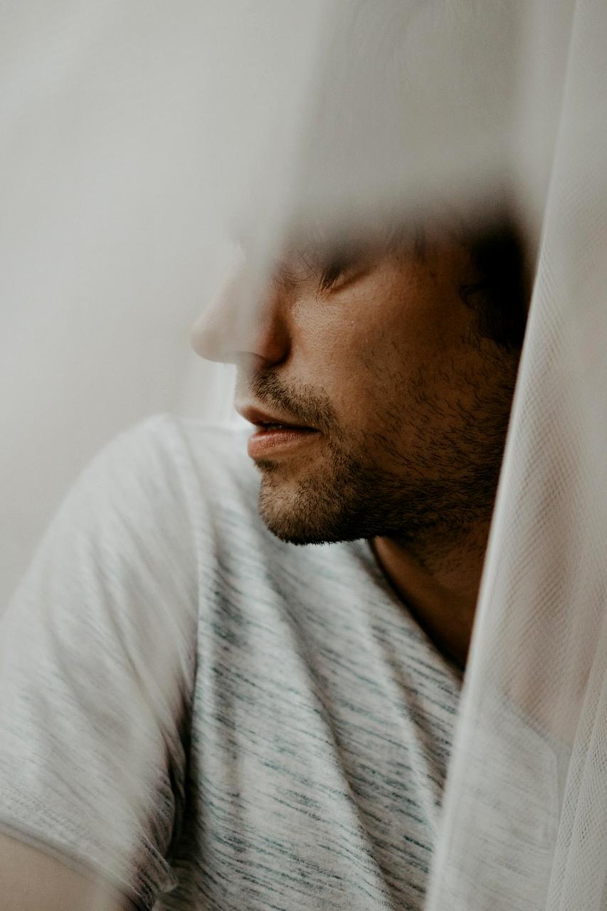 Stylowe wnętrze z neutralnym oświetleniem