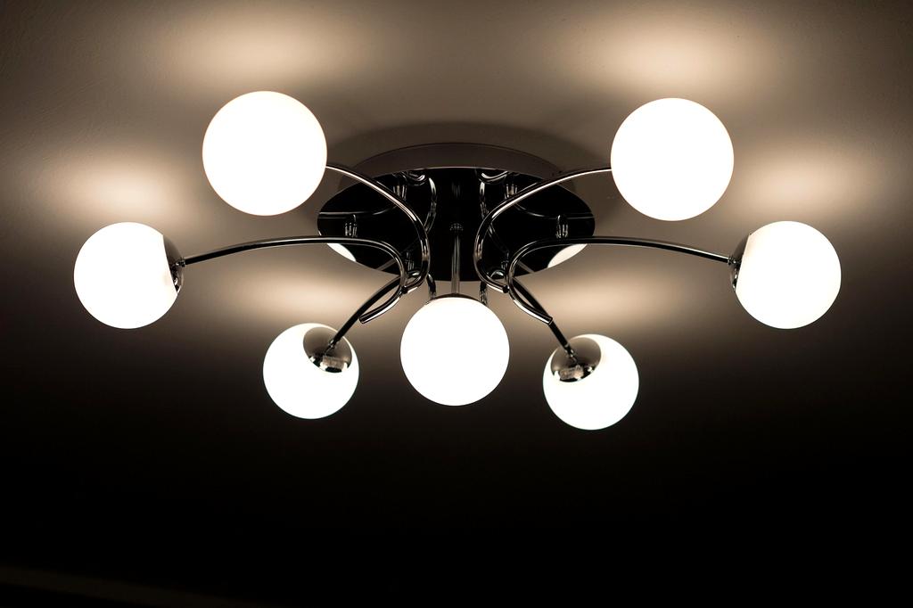 Lampa sufitowa LED w nowoczesnym salonie