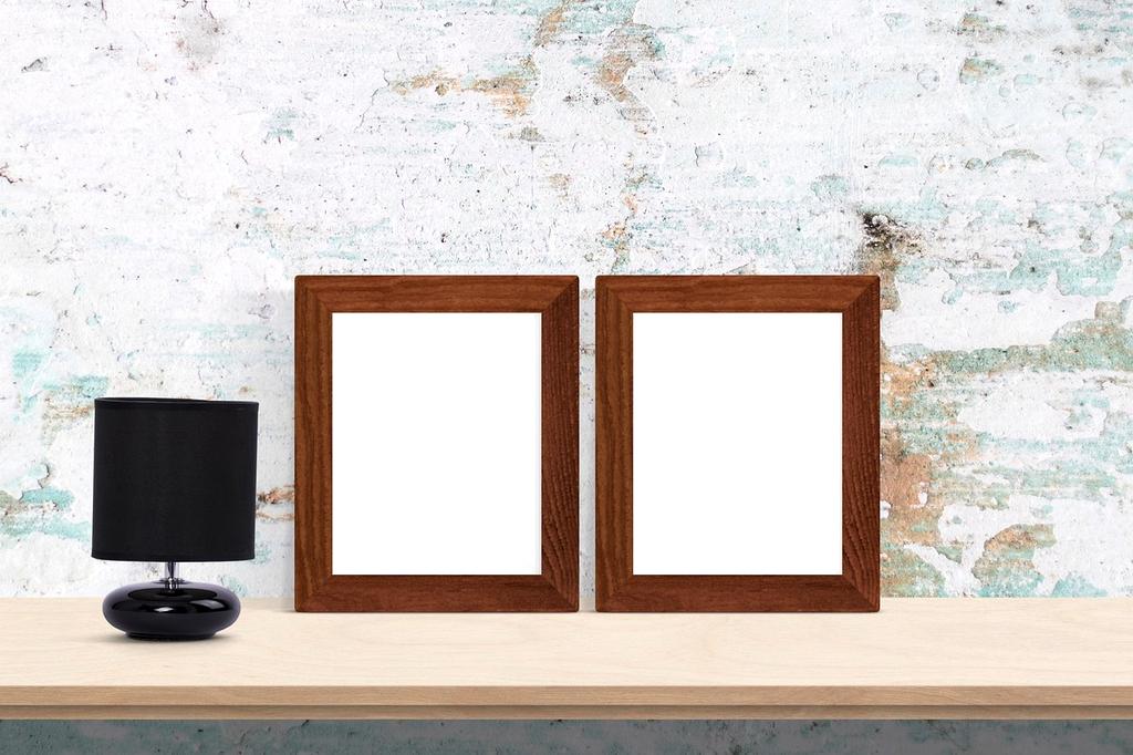 Lampka biurkowa z regulowanym ramieniem na stole w biurze