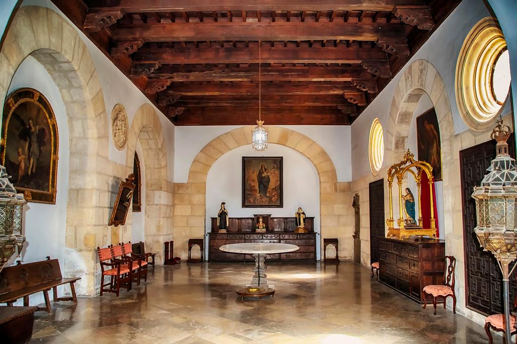 Lampa sufitowa w nowoczesnym salonie