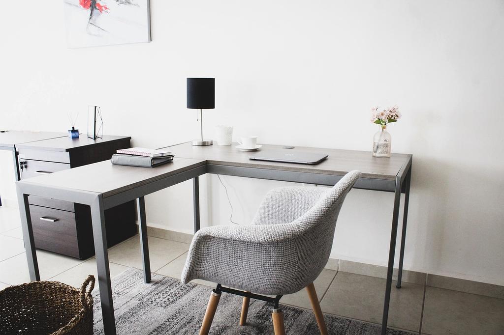 Lampka biurkowa z ciepłym światłem