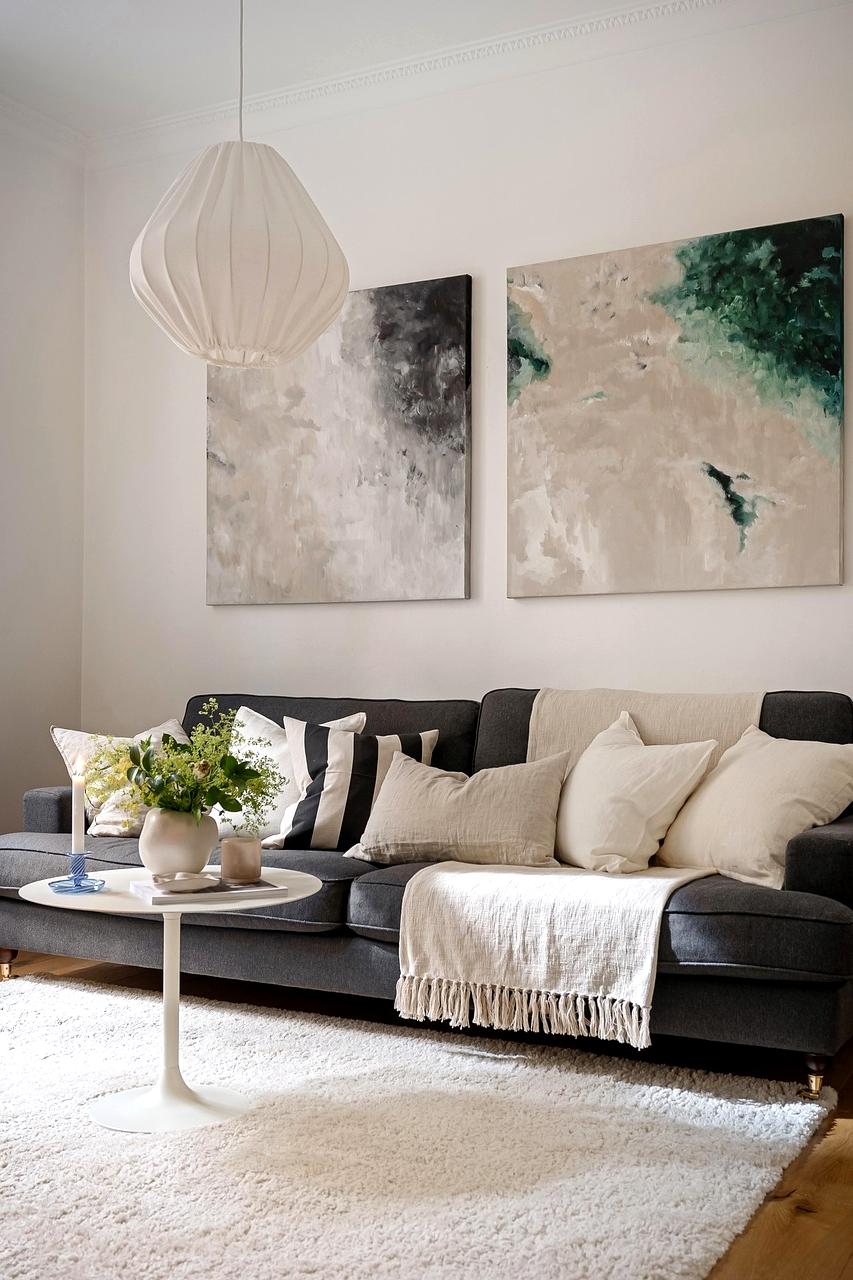 Przytulne wnętrze domu z ciepłym oświetleniem