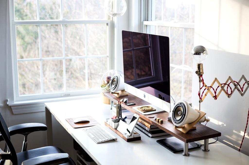 Zespół specjalistów henepiy w nowoczesnym biurze oświetleniowym